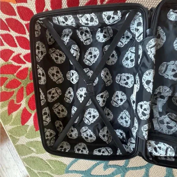 IT IMPAKT LUGGAGE “BLACK SKULL” 28” LARGE HARDSIDE ROLLER LUGGAGE NWT - Picture 10 of 10